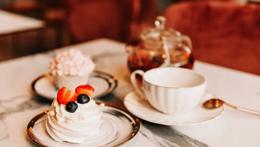 Tea room and bakery with loyal customers