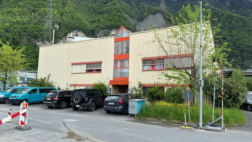 1670 m2 di capannone artigianale con 212 m2 di superficie residenziale a Villeneuve