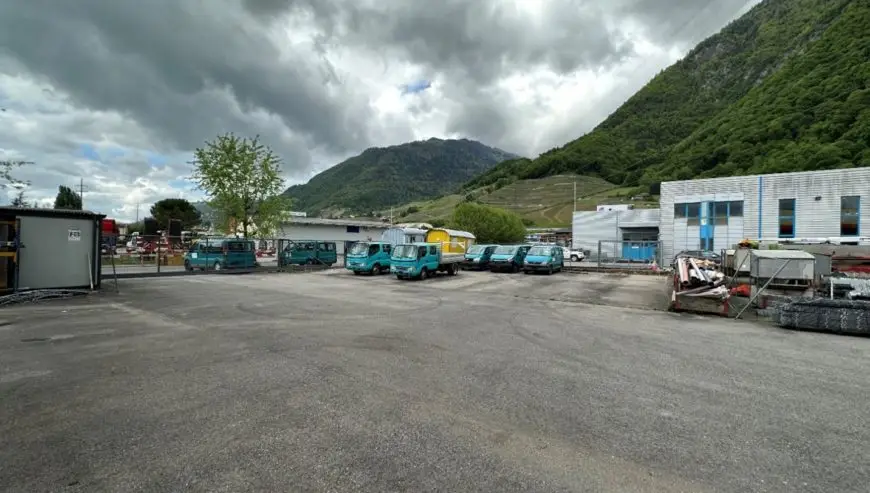 Halle artisanale de 1670 m2 avec zone résidentielle de 212 m2 à Villeneuve